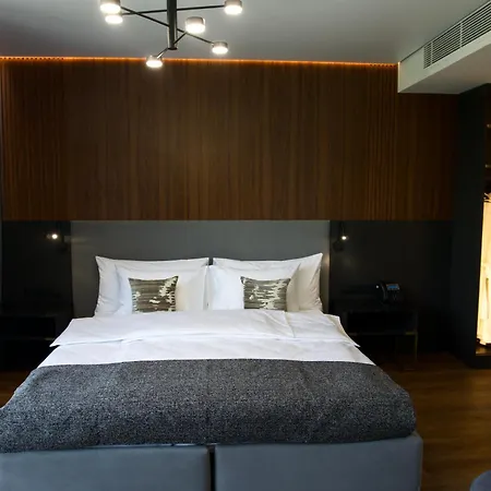 Hotel Eterna & By Fomich